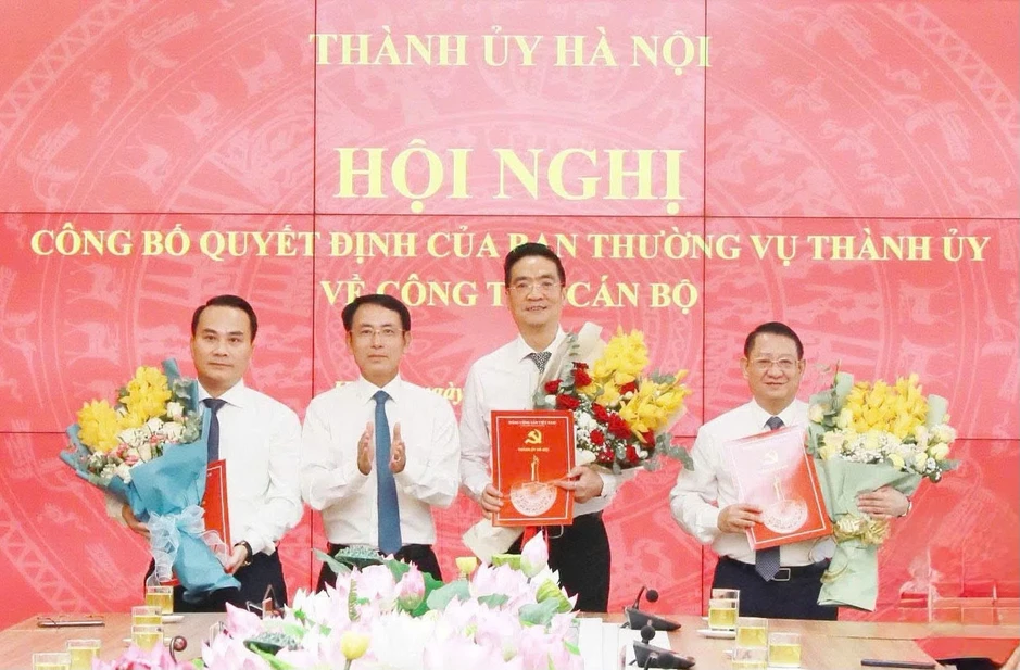 Hà Nội công bố, trao thêm nhiều quyết định về công tác cán bộ Hà Nội công bố, trao thêm nhiều quyết định về công tác cán bộ