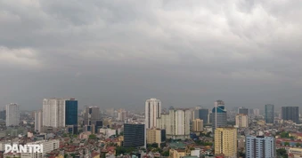 Hà Nội đang mưa lớn, 9h trời vẫn tối đen