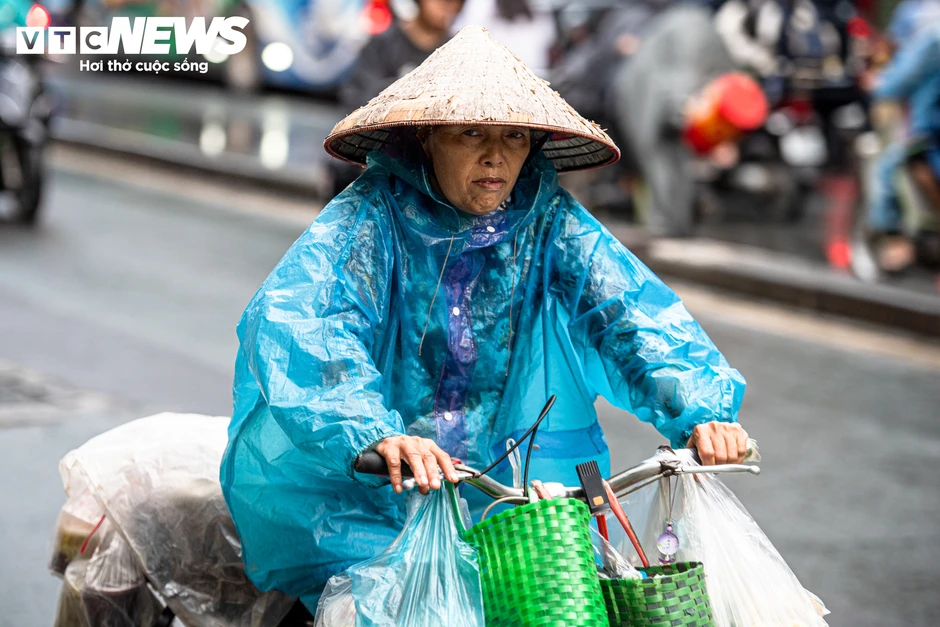 Hà Nội đón không khí lạnh giảm gần 10 ° C , người dân mặc đồ ' trên đông dưới hè '