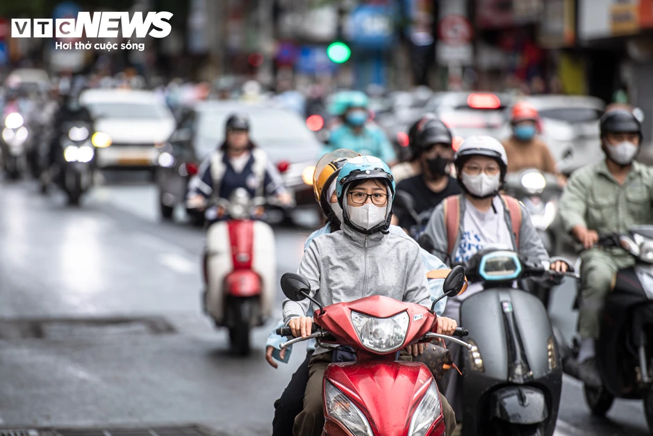 Hà Nội đón không khí lạnh giảm gần 10 ° C , người dân mặc đồ ' trên đông dưới hè '