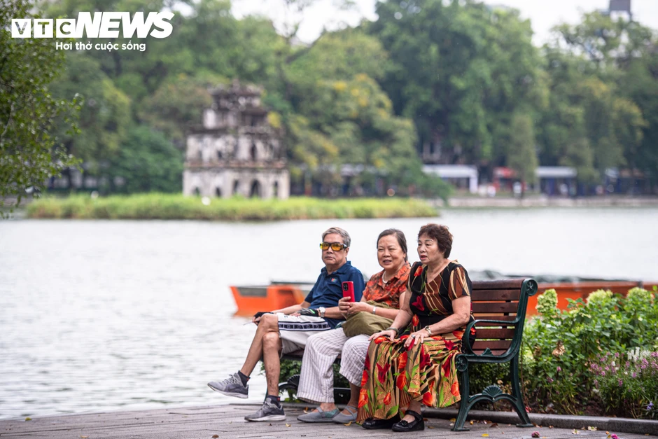 Hà Nội đón không khí lạnh giảm gần 10 ° C , người dân mặc đồ ' trên đông dưới hè '