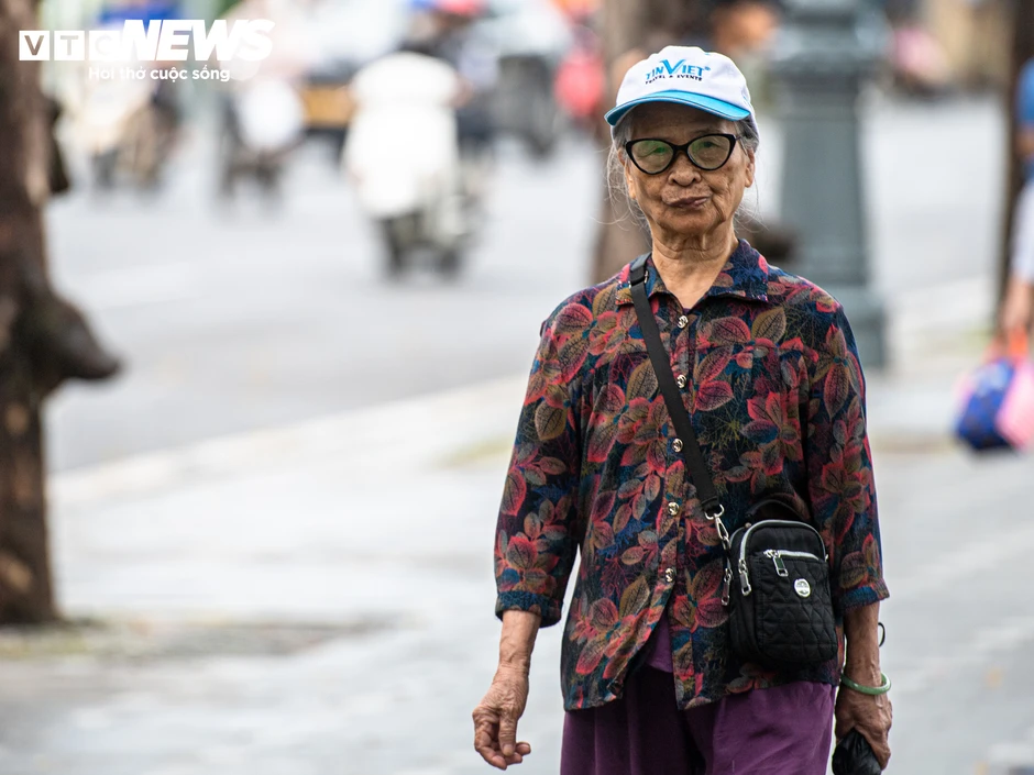 Hà Nội đón không khí lạnh giảm gần 10 ° C , người dân mặc đồ ' trên đông dưới hè '