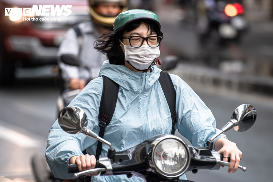 Hà Nội đón không khí lạnh giảm gần 10 ° C , người dân mặc đồ ' trên đông dưới hè '
