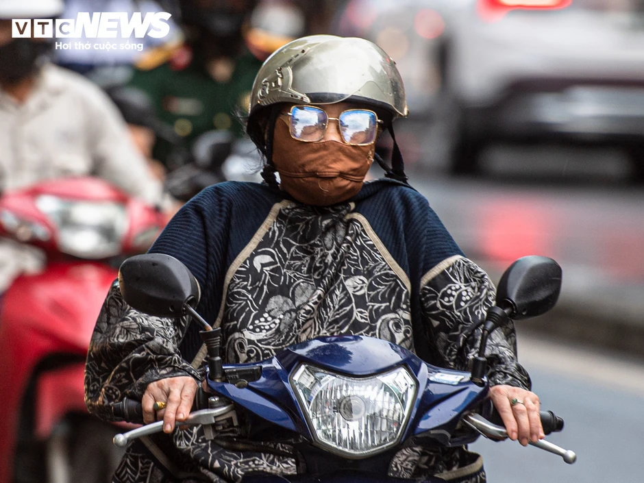 Hà Nội đón không khí lạnh giảm gần 10 ° C , người dân mặc đồ ' trên đông dưới hè '