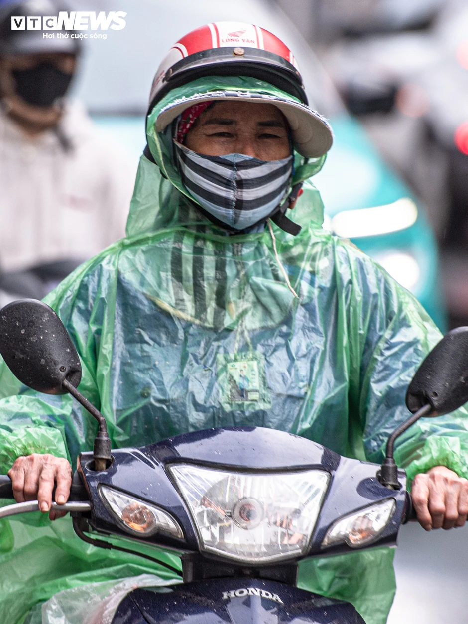 Hà Nội đón không khí lạnh giảm gần 10 ° C , người dân mặc đồ ' trên đông dưới hè '