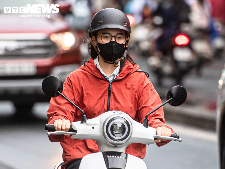 Hà Nội đón không khí lạnh giảm gần 10 ° C , người dân mặc đồ ' trên đông dưới hè '