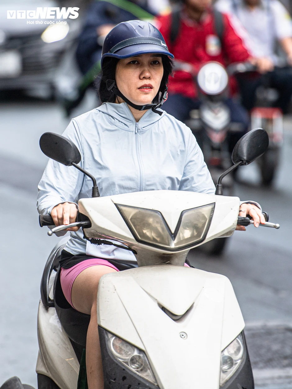 Hà Nội đón không khí lạnh giảm gần 10 ° C , người dân mặc đồ ' trên đông dưới hè '