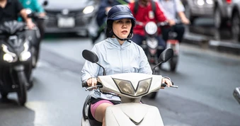 Hà Nội đón không khí lạnh giảm gần 10 ° C , người dân mặc đồ ' trên đông dưới hè '