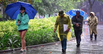Hà Nội đón không khí lạnh, nhiều nơi có mưa rào