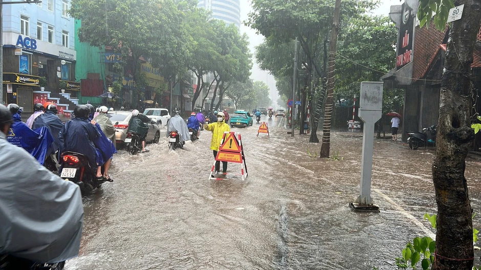 Hà Nội dồn toàn lực 'giải cứu' hơn 40 điểm ngập Hà Nội dồn toàn lực 'giải cứu' hơn 40 điểm ngập