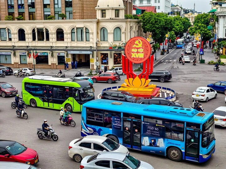 Hà Nội dự kiến miễn phí vé xe buýt, metro cho sinh viên, công nhân, người nghèo
