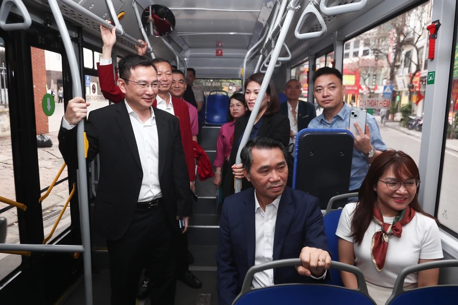Hà Nội hành động để 'kéo' người dân đi xe buýt, tàu điện Hà Nội hành động để 'kéo' người dân đi xe buýt, tàu điện