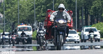 Hà Nội hứng chịu đợt nắng nóng gay gắt, nhiệt độ chạm ngưỡng 42 độ C