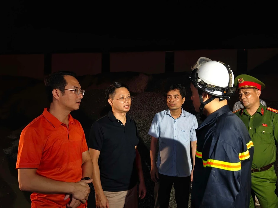 Hà Nội: Khu xưởng ở xã Sơn Đồng chìm trong 'biển' lửa Hà Nội: Khu xưởng ở xã Sơn Đồng chìm trong 'biển' lửa