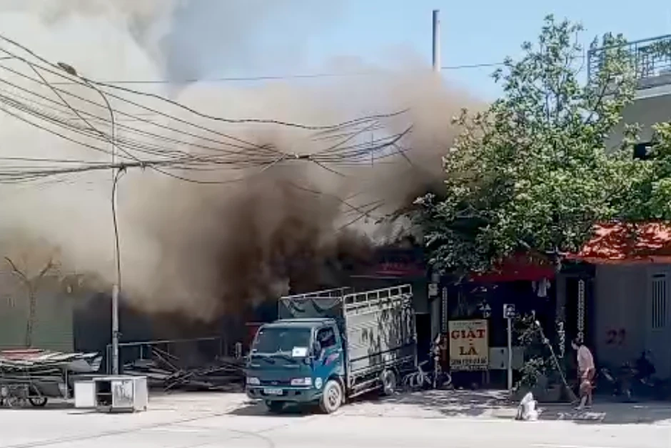 Hà Nội: Lại cháy cửa hàng phế liệu ở đường 25m Hà Nội: Lại cháy cửa hàng phế liệu ở đường 25m