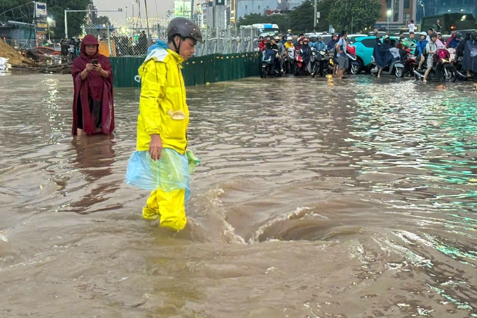 Hà Nội lý giải điểm ngập ở Long Biên sau trận mưa lớn chiều 31/7 Hà Nội lý giải điểm ngập ở Long Biên sau trận mưa lớn chiều 31/7