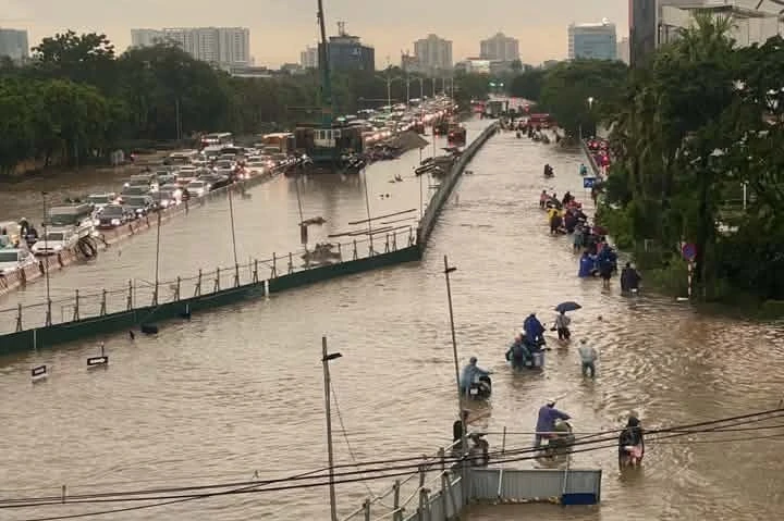 Hà Nội lý giải nguyên nhân ngập úng tại Long Biên sau mưa lớn 31 / 7 Hà Nội lý giải nguyên nhân ngập úng tại Long Biên sau mưa lớn 31 / 7