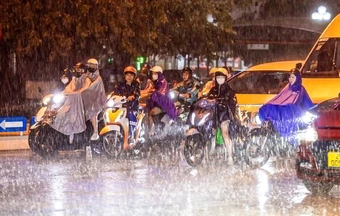 Hà Nội mưa dông giờ tan tầm và dự báo thời tiết 10 ngày tới