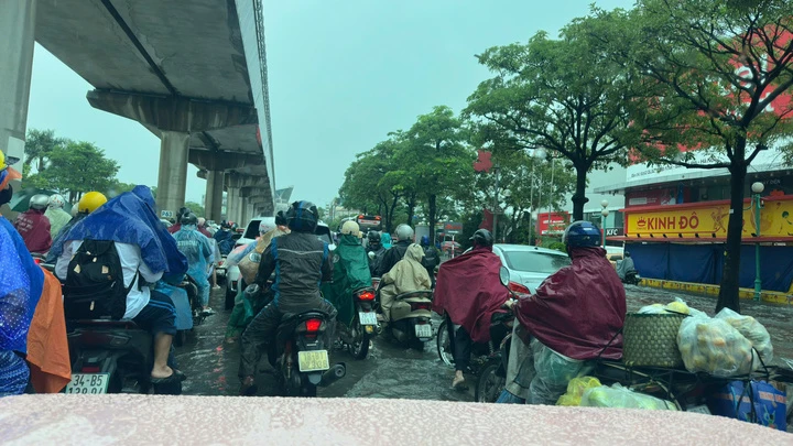 Hà Nội ngập nước khiến phụ huynh vất vả đưa con đến lớp giữa dòng nước mưa Hà Nội ngập nước khiến phụ huynh vất vả đưa con đến lớp giữa dòng nước mưa