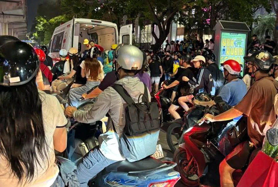 Hà Nội: Người phụ nữ bị tấn công trên đường Xuân Thủy, gục tại chỗ Hà Nội: Người phụ nữ bị tấn công trên đường Xuân Thủy, gục tại chỗ