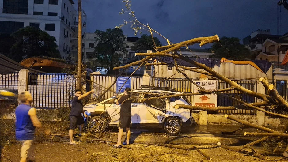 Hà Nội: Sau nắng nóng kỷ lục, mưa to gió lớn giật tung cây xanh, ôtô bị đè bẹp giữa phố Hà Nội: Sau nắng nóng kỷ lục, mưa to gió lớn giật tung cây xanh, ôtô bị đè bẹp giữa phố