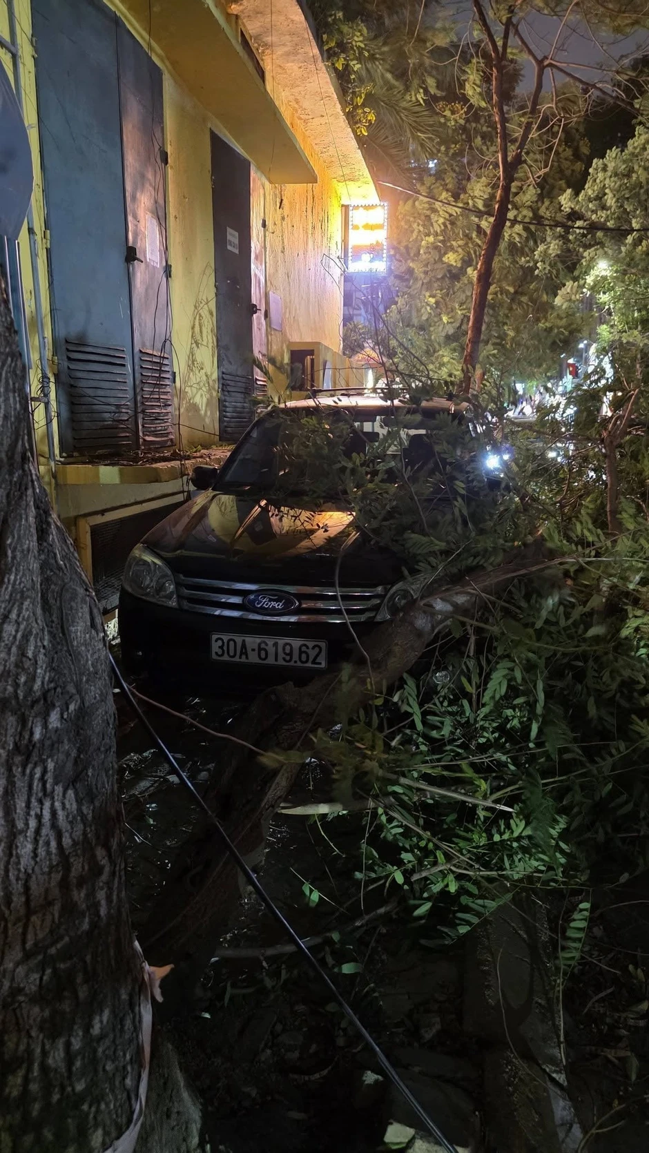 Hà Nội: Sau nắng nóng kỷ lục, mưa to gió lớn giật tung cây xanh, ôtô bị đè bẹp giữa phố Hà Nội: Sau nắng nóng kỷ lục, mưa to gió lớn giật tung cây xanh, ôtô bị đè bẹp giữa phố