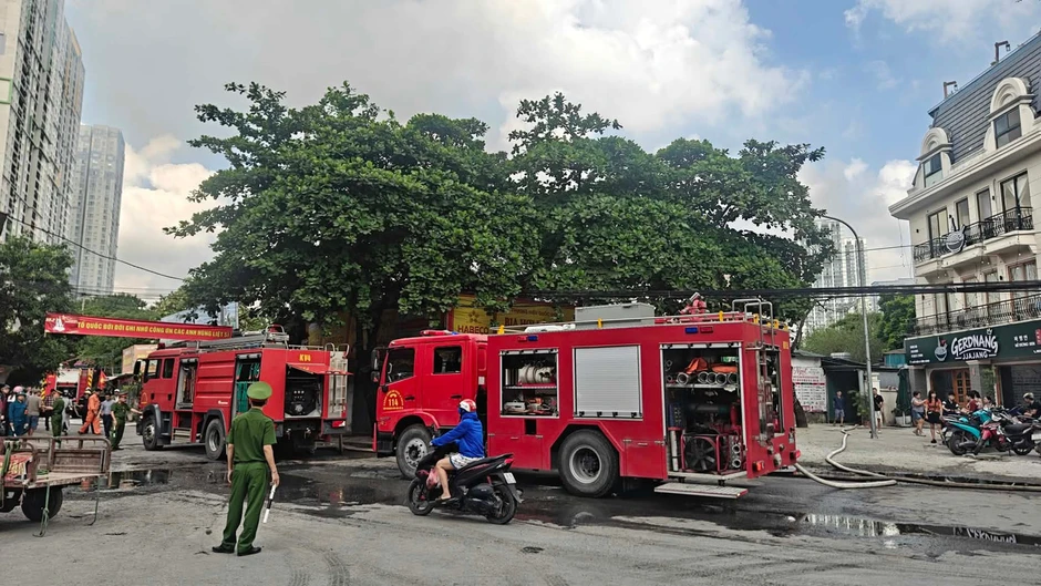 Hà Nội: Sau tiếng nổ, dãy nhà trọ bốc cháy đỏ rực Hà Nội: Sau tiếng nổ, dãy nhà trọ bốc cháy đỏ rực