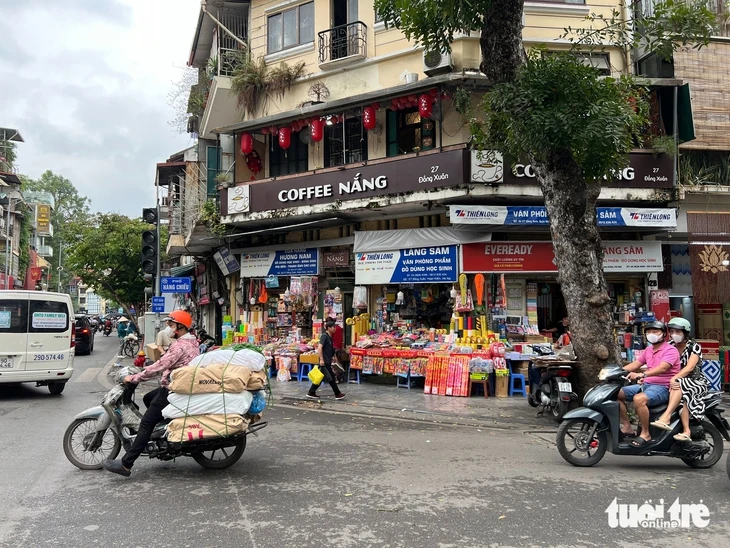 Hà Nội tính cho thuê vỉa hè làm nơi kinh doanh: Chuyên gia nói gì? Hà Nội tính cho thuê vỉa hè làm nơi kinh doanh: Chuyên gia nói gì?