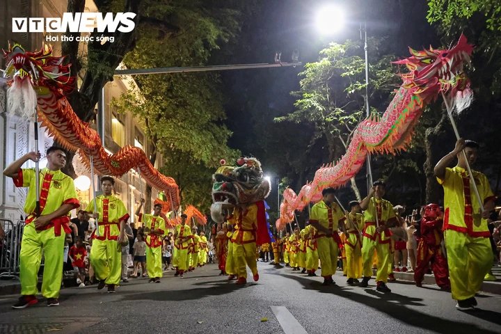Hà Nội, TP.HCM rộn ràng đêm Trung thu, người dân nô nức xuống phố Hà Nội, TP.HCM rộn ràng đêm Trung thu, người dân nô nức xuống phố