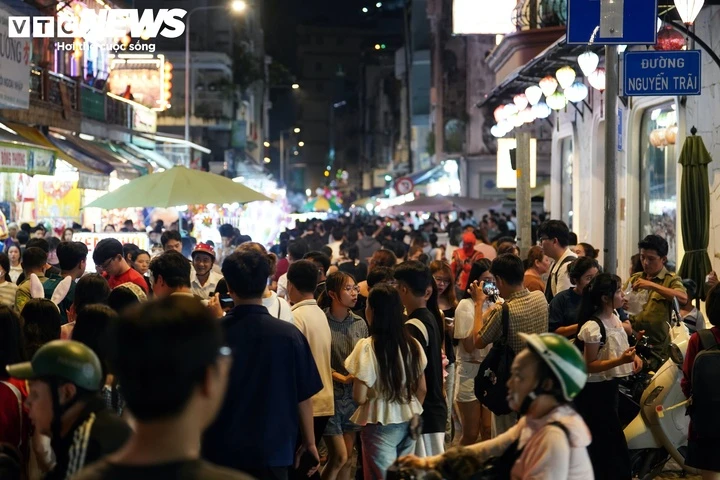 Hà Nội, TP.HCM rộn ràng đêm Trung thu, người dân nô nức xuống phố Hà Nội, TP.HCM rộn ràng đêm Trung thu, người dân nô nức xuống phố
