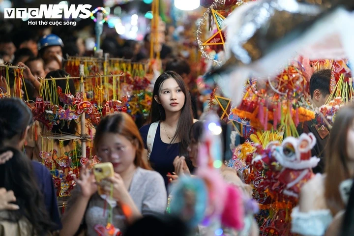 Hà Nội, TP.HCM rộn ràng đêm Trung thu, người dân nô nức xuống phố Hà Nội, TP.HCM rộn ràng đêm Trung thu, người dân nô nức xuống phố