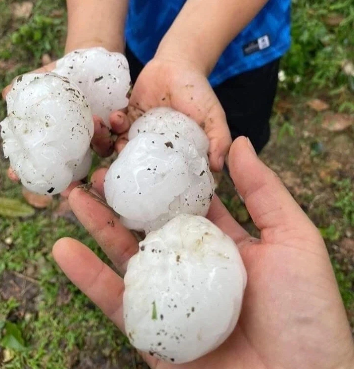 Hà Nội và nhiều tỉnh miền Bắc hứng mưa đá khiến ô tô vỡ kính, nhà thủng mái Hà Nội và nhiều tỉnh miền Bắc hứng mưa đá khiến ô tô vỡ kính, nhà thủng mái