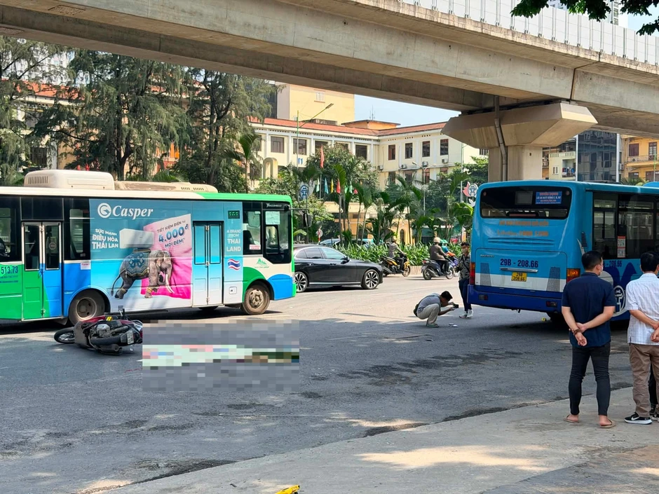 Hà Nội: Xe buýt va chạm xe máy, một cháu bé tử vong