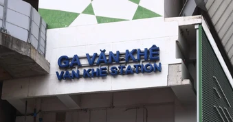 Hà Nội: Xe buýt vỡ kính vì bị mảng vữa nhà ga metro rơi trúng
