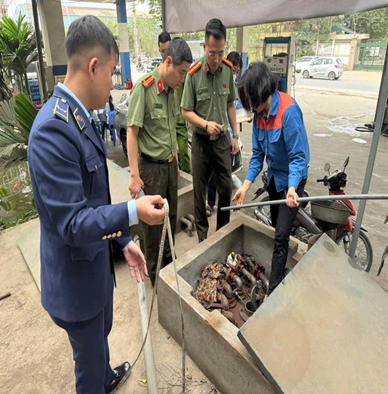 Hà Nội xử phạt các nơi chỉ bán xăng tối đa 300.000 đồng/ lượt cho ô tô Hà Nội xử phạt các nơi chỉ bán xăng tối đa 300.000 đồng/ lượt cho ô tô