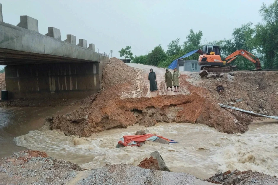 Hà Tĩnh mưa trắng trời, nước cuồn cuộn đổ về khiến giao thông chia cắt Hà Tĩnh mưa trắng trời, nước cuồn cuộn đổ về khiến giao thông chia cắt