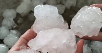 Hà Tĩnh và Nghệ An xuất hiện dông lốc, mưa đá