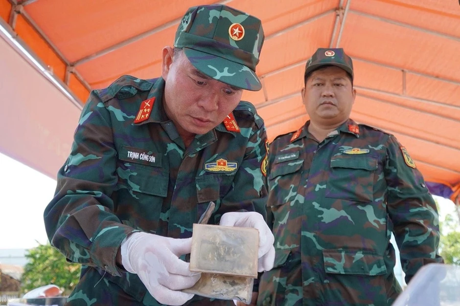 Hai ảnh chân dung trong mộ liệt sĩ chưa biết tên Hai ảnh chân dung trong mộ liệt sĩ chưa biết tên