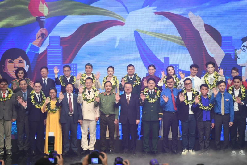 Hai cán bộ Công an được tôn vinh Gương mặt trẻ Việt Nam tiêu biểu Hai cán bộ Công an được tôn vinh Gương mặt trẻ Việt Nam tiêu biểu