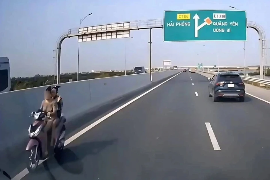 Hai cô gái đi xe máy ngược chiều trên đường cao tốc Hai cô gái đi xe máy ngược chiều trên đường cao tốc