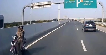 Hai cô gái đi xe máy ngược chiều trên đường cao tốc