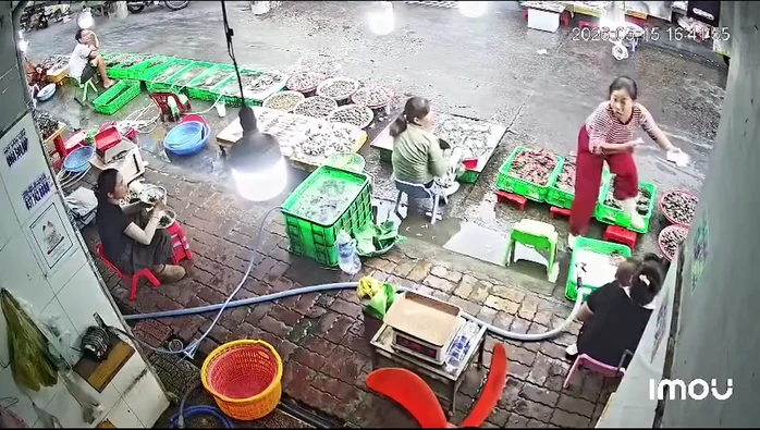 Hai đoạn clip liên quan trúng xổ số miền Nam khiến dân mạng phát “sốt”