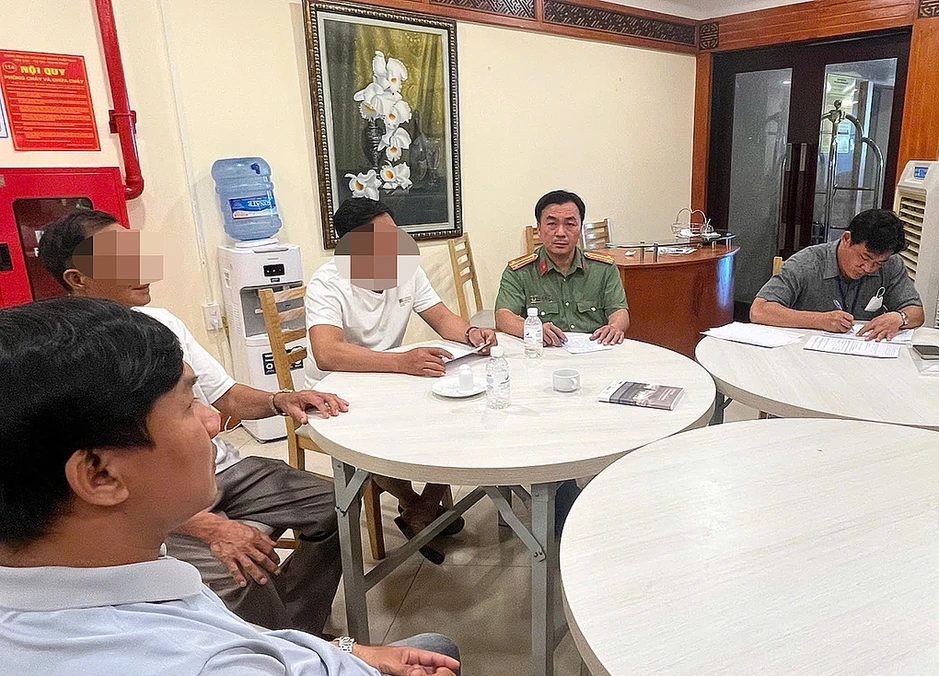 Hai du khách bẻ hơn 10 kg san hô ở biển Nha Trang Hai du khách bẻ hơn 10 kg san hô ở biển Nha Trang