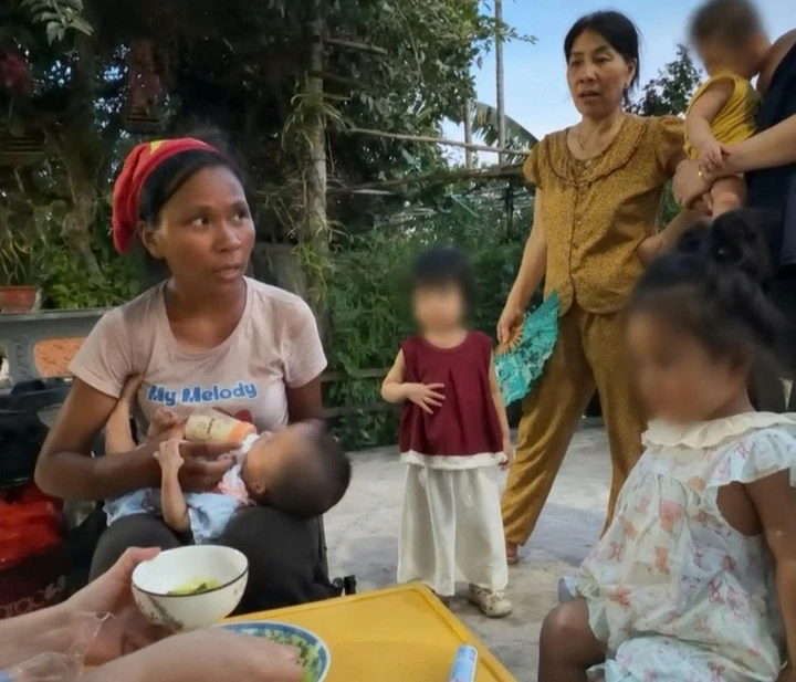 Hai đứa trẻ cùng mẹ xuyên miền Trung dưới nắng 40 độ C: Yêu cầu theo dõi chặt chẽ Hai đứa trẻ cùng mẹ xuyên miền Trung dưới nắng 40 độ C: Yêu cầu theo dõi chặt chẽ