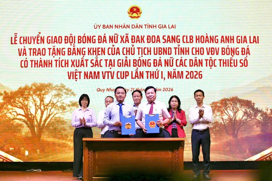 Hai mẹ con khoác áo cầu thủ, góp sức đưa đội tuyển giành ngôi á quân