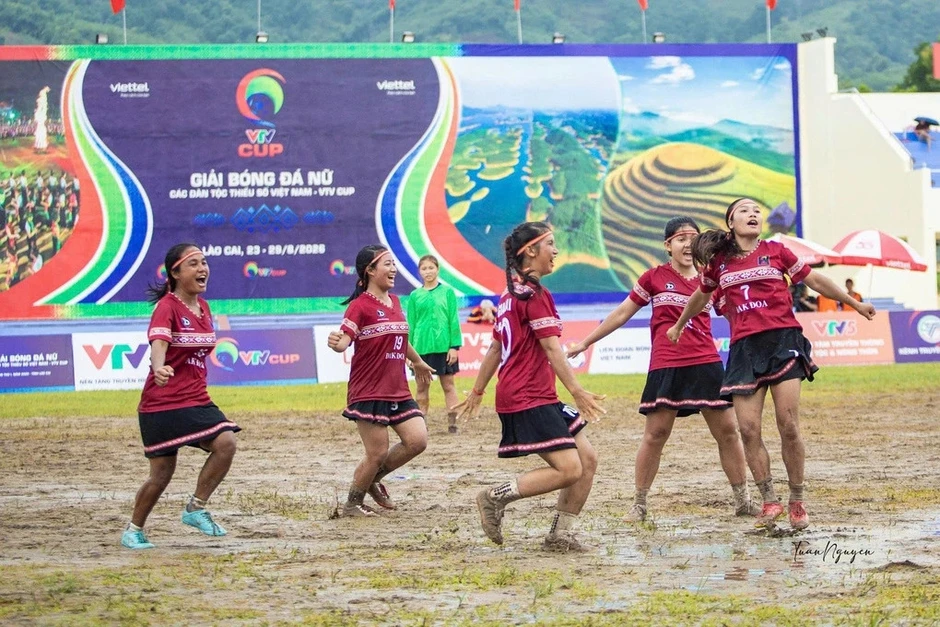 Hai mẹ con khoác áo cầu thủ, góp sức đưa đội tuyển giành ngôi á quân