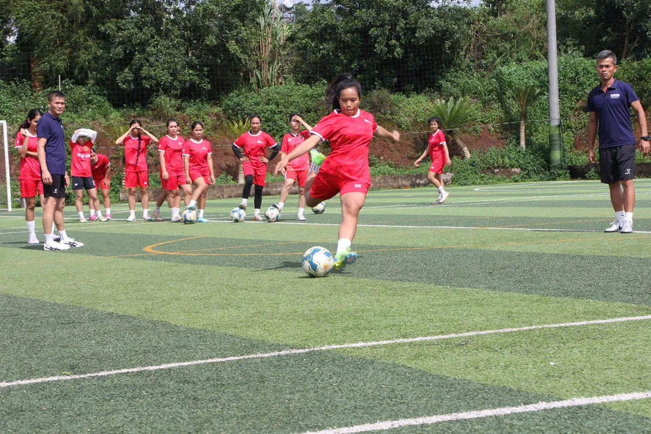 Hai mẹ con khoác áo cầu thủ, góp sức đưa đội tuyển giành ngôi á quân