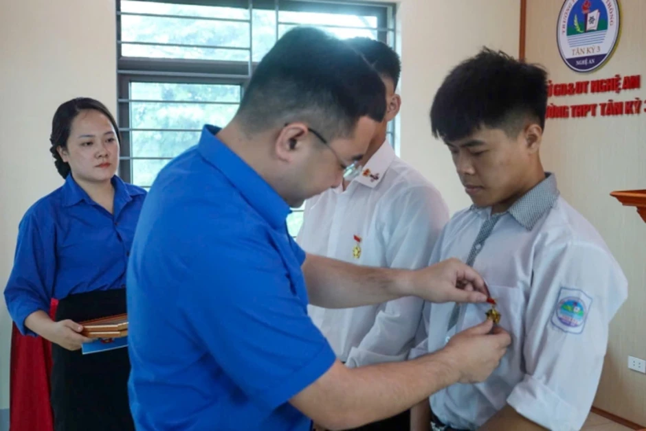 Hai nam sinh cứu bạn nhảy cầu được tặng huy hiệu Tuổi trẻ dũng cảm