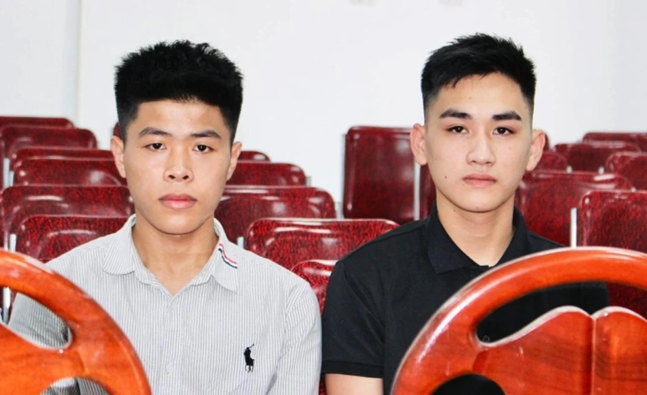 Hai nam sinh cứu bạn nhảy cầu được tặng huy hiệu Tuổi trẻ dũng cảm