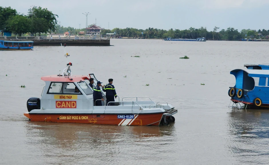 Hai người đàn ông rơi xuống sông mất tích sau tiệc sinh nhật trên tàu du lịch Hai người đàn ông rơi xuống sông mất tích sau tiệc sinh nhật trên tàu du lịch